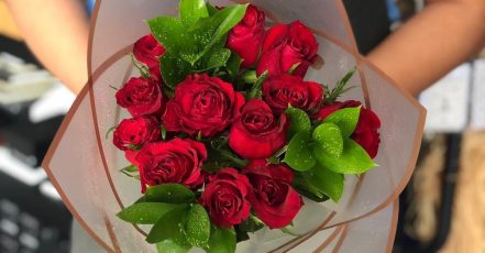 12, 20, 30, 25, Or 100 Roses â Handheld Bouquet; In A Choice Of Color Dubai TMLH.com Special Offers, Deals & Discounts in Turkey